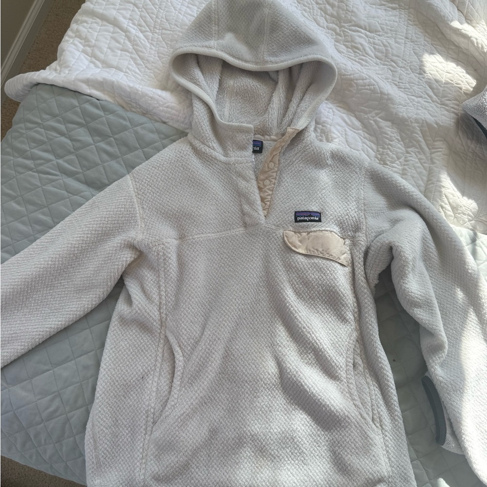Patagonia Women's Off-White Hooded fleece re-tool snap size small